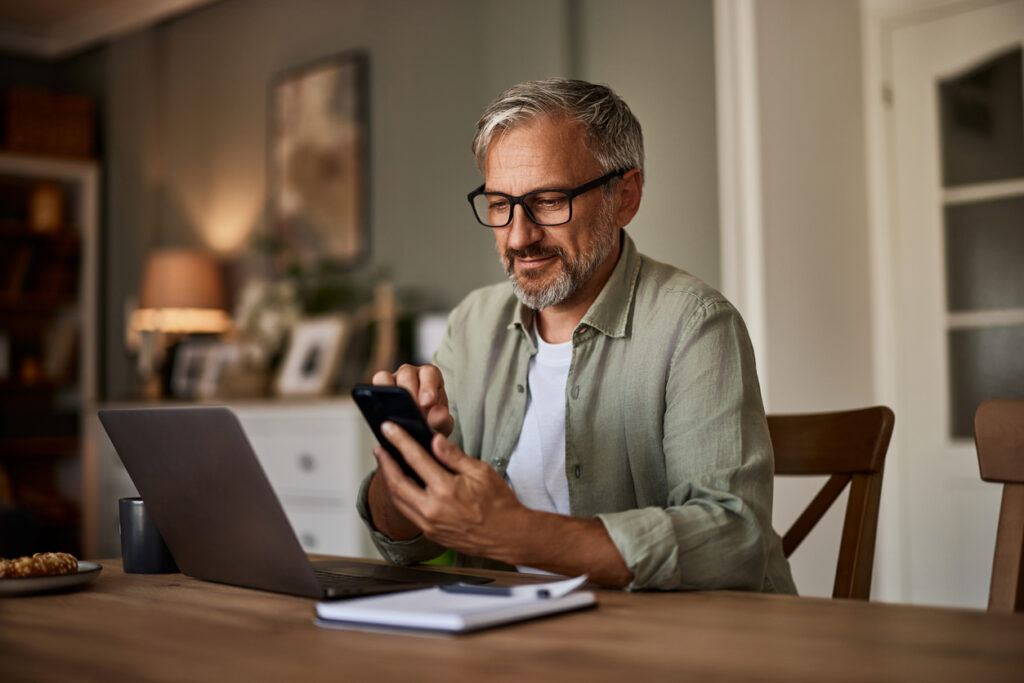 
Man-with-glasses-Hybrid-and-remote-working-in-Ireland
